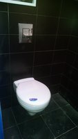 Chernaya-plitka-v-tualete
